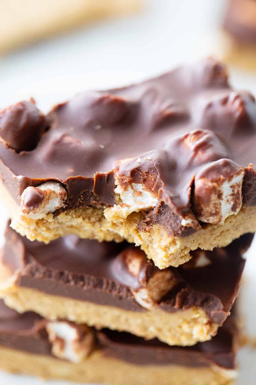 No Bake Peanut Butter S'mores Bars - No bake peanut butter s'mores bars have all the flavors and textures you could want in a chocolate, peanut buttery no-bake dessert! #smores #dessert #nobakedessert #nobake #halfscratched #chocolatepeanutbutter #peanutbutter #easyrecipe #baking