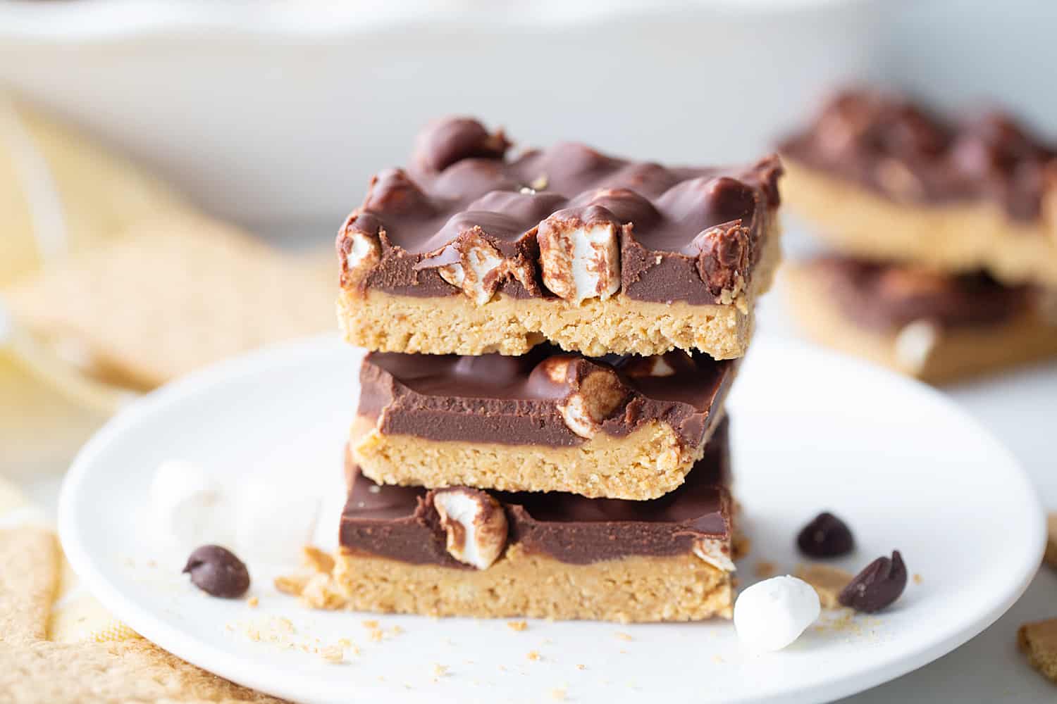 No Bake Peanut Butter S'mores Bars - No bake peanut butter s'mores bars have all the flavors and textures you could want in a chocolate, peanut buttery no-bake dessert! #smores #dessert #nobakedessert #nobake #halfscratched #chocolatepeanutbutter #peanutbutter #easyrecipe #baking