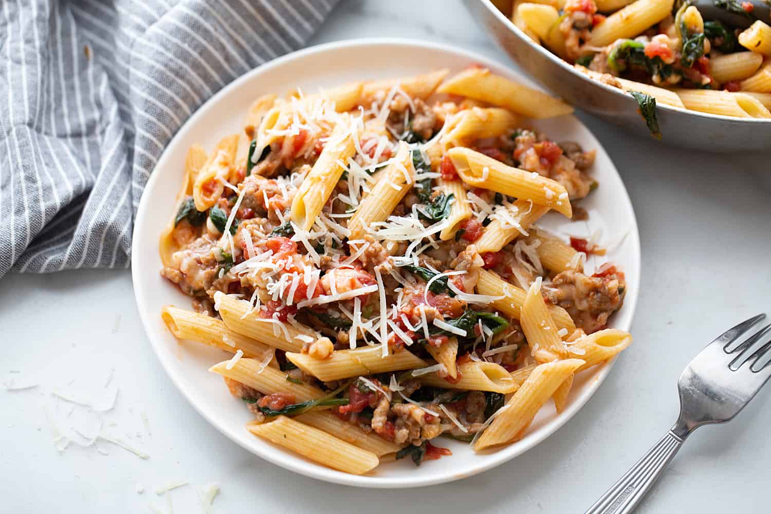 Tomato and Spinach Pasta Toss - With this easy tomato and spinach pasta toss recipe in your rotation, you can have a delicious, hearty meal ready in minutes! #pasta #italianfood #halfscratched #tomato #spinach #pastarecpie #maindish