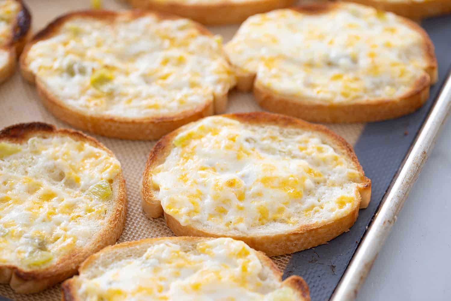 Creamy, cheesy spread with a bit of kick? Check! This zesty cheese spread is a must-have appetizer whether you're having a party of 1 or 100. | #halfscratched #appetizer #cheese #easyrecipe #hotappetizer #baking #cheesespread #easyappetizer