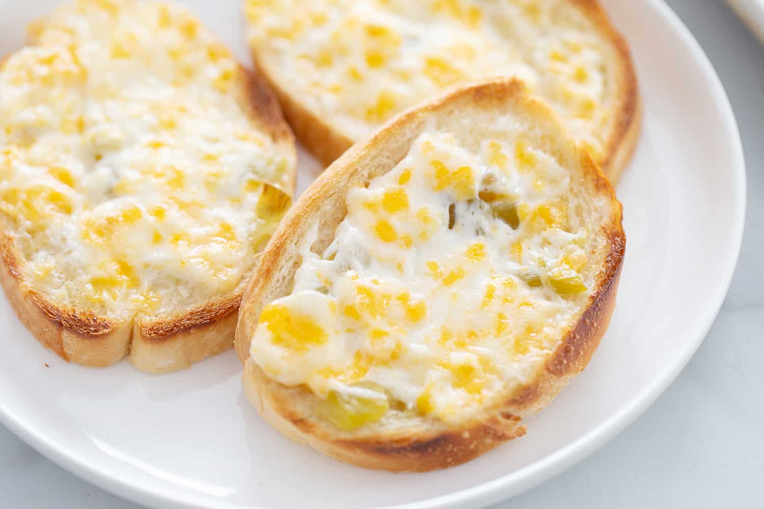 Creamy, cheesy spread with a bit of kick? Check! This zesty cheese spread is a must-have appetizer whether you're having a party of 1 or 100. | #halfscratched #appetizer #cheese #easyrecipe #hotappetizer #baking #cheesespread #easyappetizer