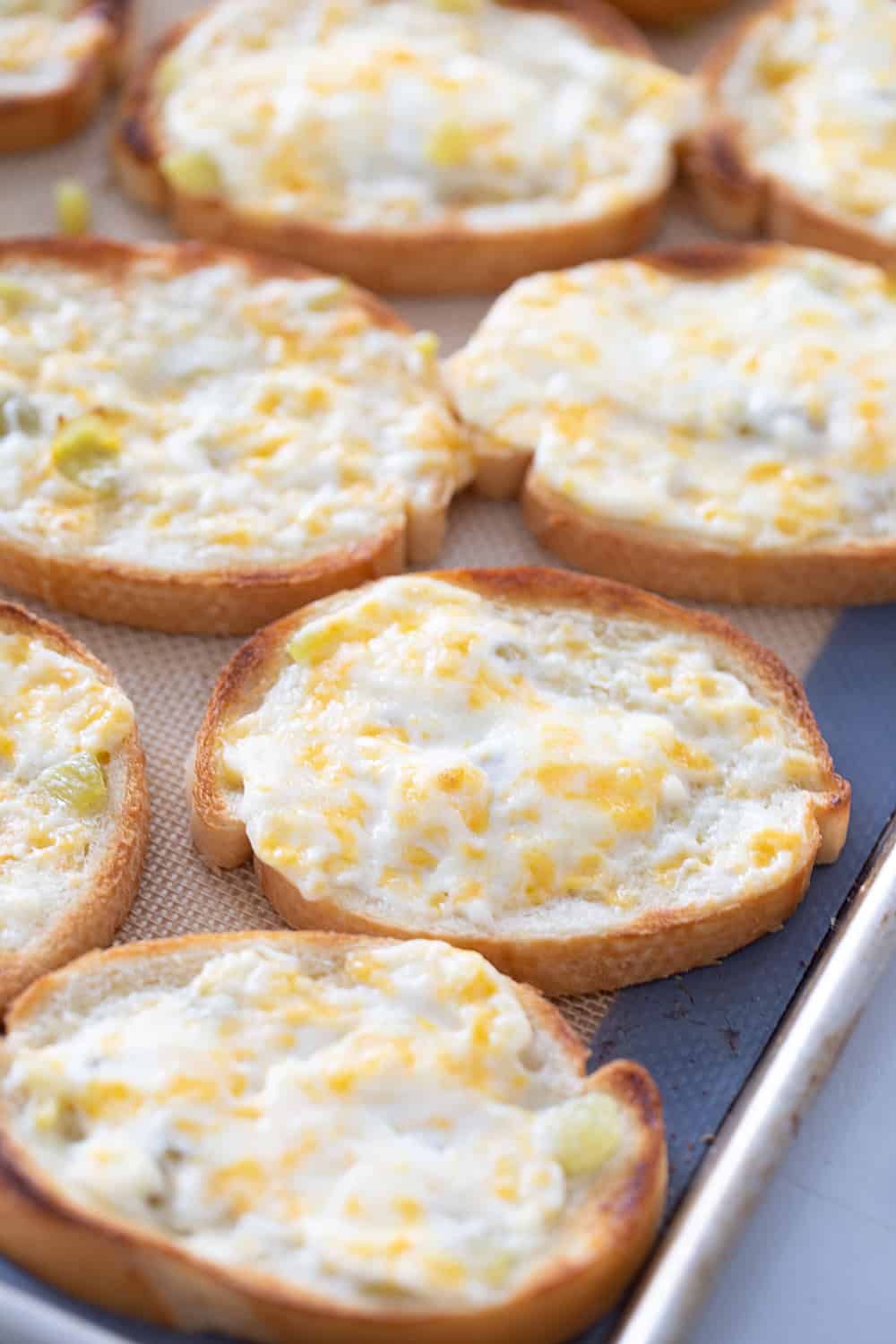 Creamy, cheesy spread with a bit of kick? Check! This zesty cheese spread is a must-have appetizer whether you're having a party of 1 or 100. | #halfscratched #appetizer #cheese #easyrecipe #hotappetizer #baking #cheesespread #easyappetizer