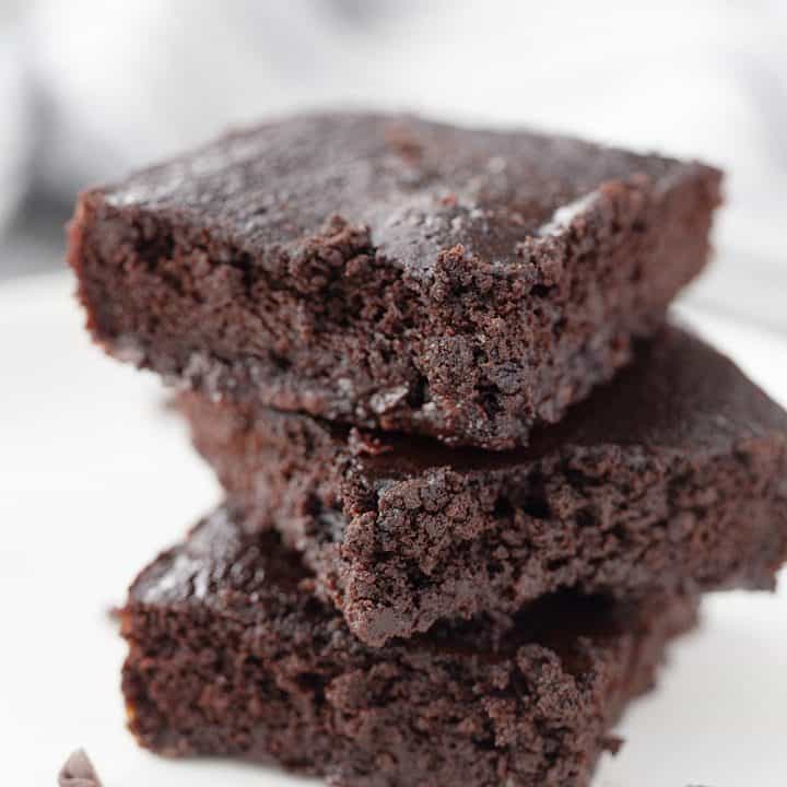 Gluten-Free Brownies: These fudgy, flourless gluten-free brownies are so rich and chocolaty, it's hard to believe they're less than 150 calories a serving! #brownies #glutenfree #flourless #flourlessbrownies #glutenfreebrownies #glutenfreedessert #baking #healthyrecipe #chocolate #halfscratched