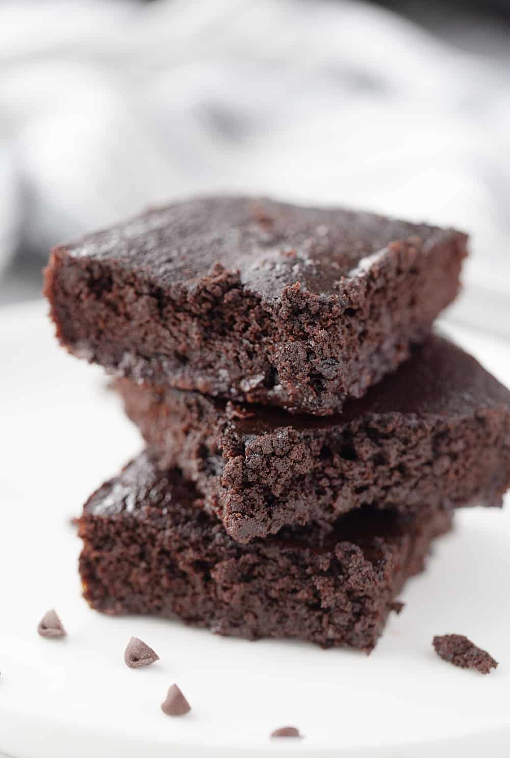 Gluten-Free Brownies: These fudgy, flourless gluten-free brownies are so rich and chocolaty, it's hard to believe they're less than 150 calories a serving! #brownies #glutenfree #flourless #flourlessbrownies #glutenfreebrownies #glutenfreedessert #baking #healthyrecipe #chocolate #halfscratched