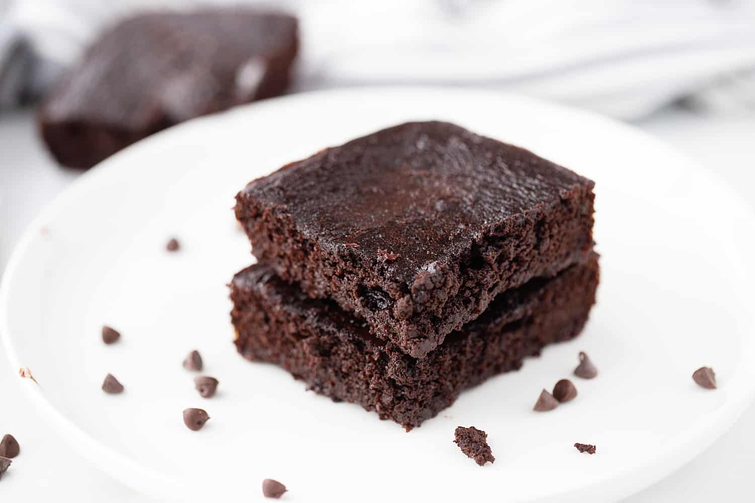 Gluten-Free Brownies: These fudgy, flourless gluten-free brownies are so rich and chocolaty, it's hard to believe they're less than 150 calories a serving! #brownies #glutenfree #flourless #flourlessbrownies #glutenfreebrownies #glutenfreedessert #baking #healthyrecipe #chocolate #halfscratched