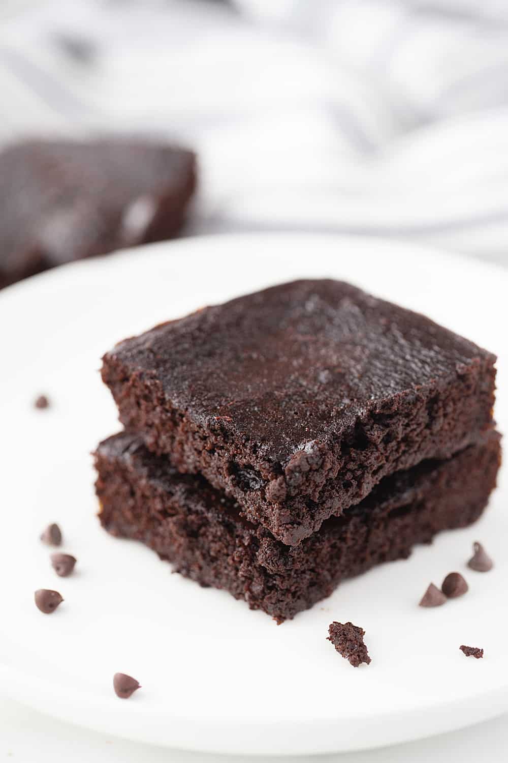 Gluten-Free Brownies: These fudgy, flourless gluten-free brownies are so rich and chocolaty, it's hard to believe they're less than 150 calories a serving! #brownies #glutenfree #flourless #flourlessbrownies #glutenfreebrownies #glutenfreedessert #baking #healthyrecipe #chocolate #halfscratched