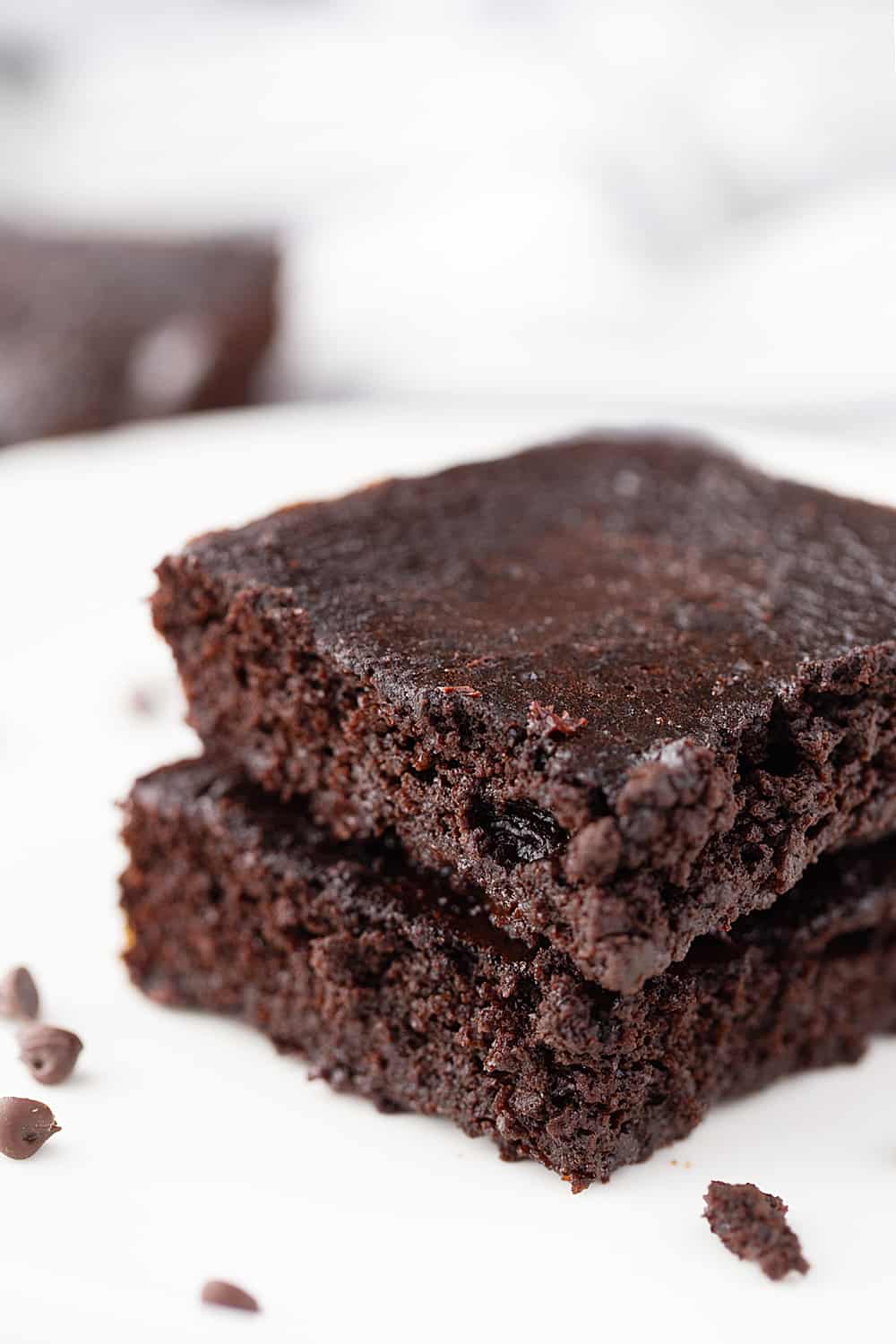 Gluten-Free Brownies: These fudgy, flourless gluten-free brownies are so rich and chocolaty, it's hard to believe they're less than 150 calories a serving! #brownies #glutenfree #flourless #flourlessbrownies #glutenfreebrownies #glutenfreedessert #baking #healthyrecipe #chocolate #halfscratched