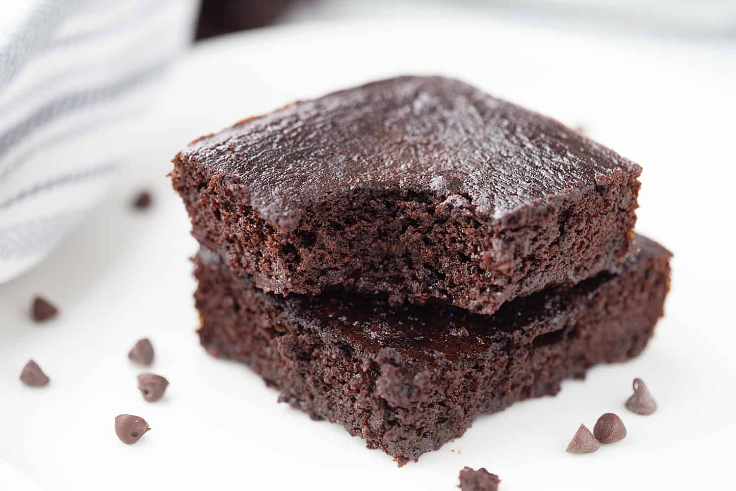 Gluten-Free Brownies: These fudgy, flourless gluten-free brownies are so rich and chocolaty, it's hard to believe they're less than 150 calories a serving! #brownies #glutenfree #flourless #flourlessbrownies #glutenfreebrownies #glutenfreedessert #baking #healthyrecipe #chocolate #halfscratched