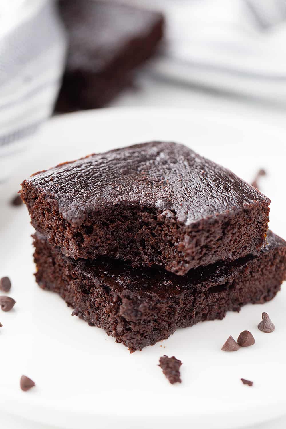 Gluten-Free Brownies: These fudgy, flourless gluten-free brownies are so rich and chocolaty, it's hard to believe they're less than 150 calories a serving! #brownies #glutenfree #flourless #flourlessbrownies #glutenfreebrownies #glutenfreedessert #baking #healthyrecipe #chocolate #halfscratched
