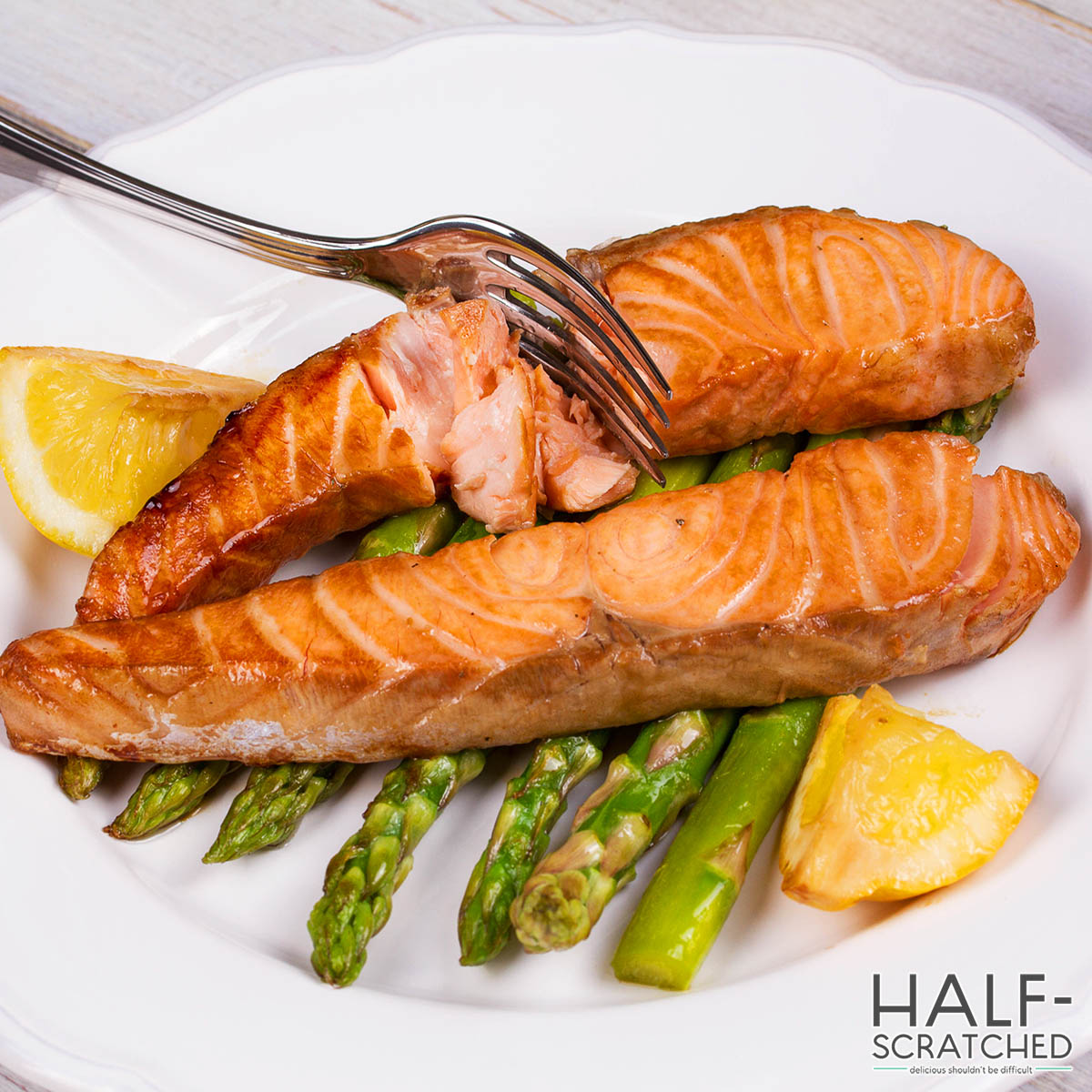 Broiled salmon with asparagus