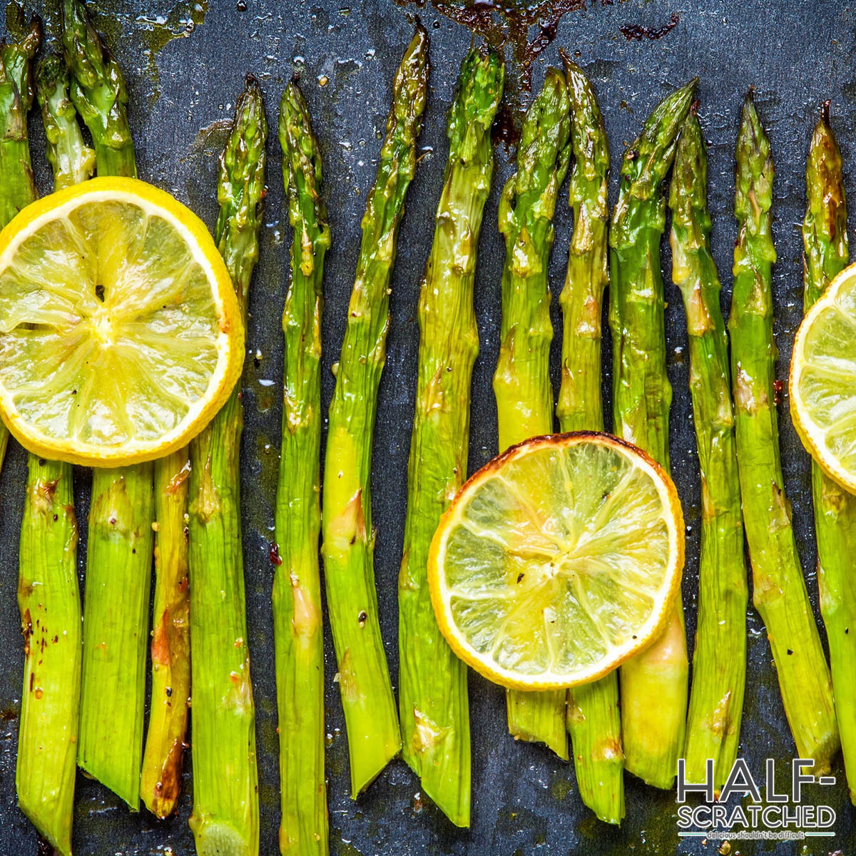 Cooked asparagus with lemon